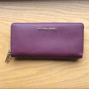 Michael Kors 32S5GTVE9L Jet Set Travel Leather Continental Wallet in Berry